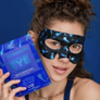 An ultra-relaxing eye mask that is made to repair the delicate eye area and smooth fine lines, infused with diamond powder, amino acids, hyaluronic acid and centella. This vegan-friendly and cruelty-free goggle eye mask is an easy to use 15-minute boost for a relaxing nightly routine.