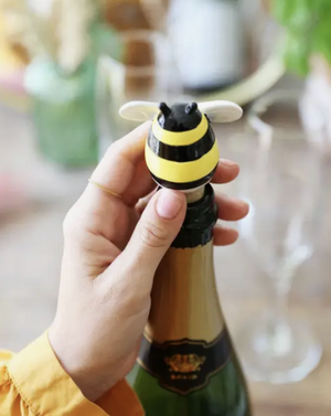 Cork bottom bottle stopper. Large bee with resin finish. Perfect for wine bottles! A gift for wine lovers.