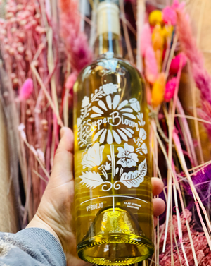 100% Verdejo Los Angeles, California.  Woman winemaker - Amy Luftig. All Natural. Local Love! Superbloom explosion of flowers and fruit yet dry and crisp. Keylime kiwi pie. Celery seeds. Mineral melody and a citrus singer!