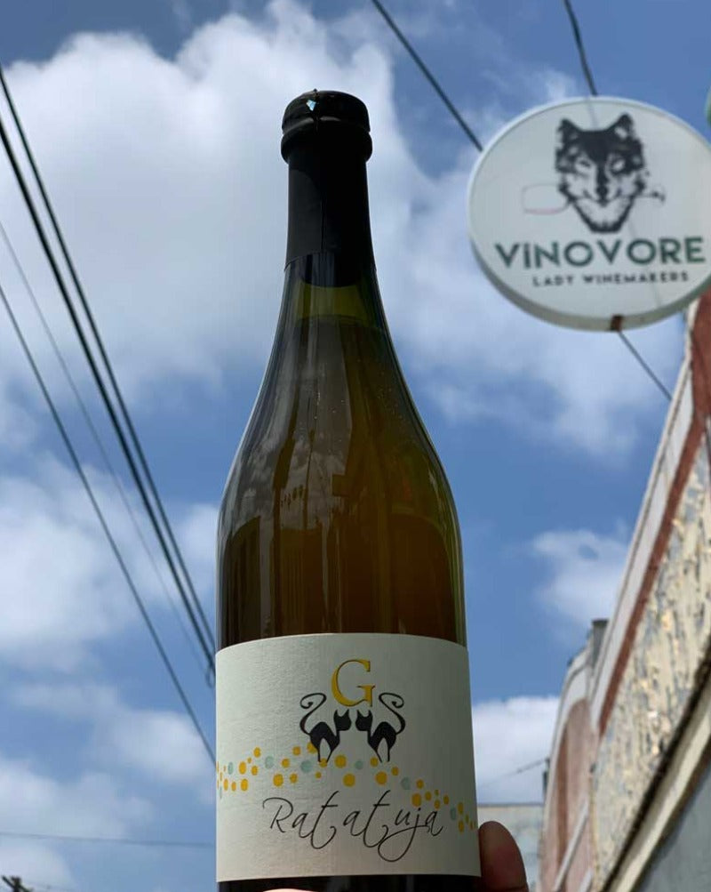 Glera/Pinot Bianco/Chardonnay/Tocai Veneto, Italy.  Woman winemaker - Carolina Gatti. All natural. Orange wine. Pét-Nat (bubbles). Bubbly peaches. Licorice + apricots. Funky fizz to the dance floor pleazzzzzzzze. Cider vibes.