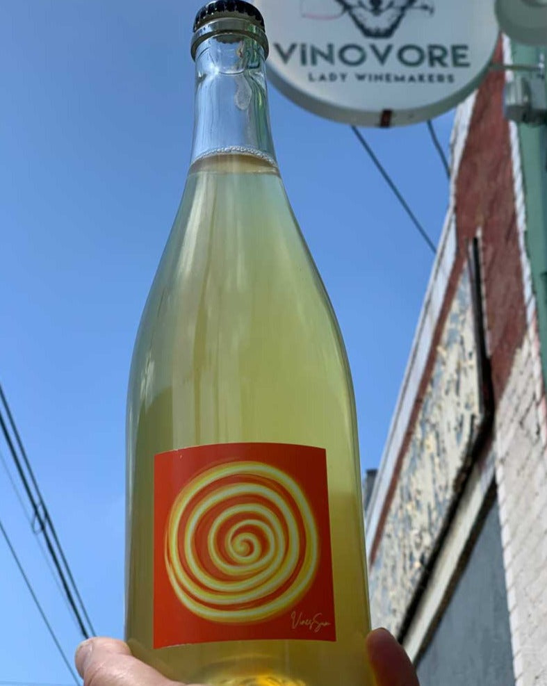 100% Pignoletto Emilia-Romagna, Italy.  Woman winemaker - Susanna Diamanti. All natural. Pét-Nat (bubbly). Bright and light bubbler like a ditsy blonde out for a good time! Yeasty tones. White peaches + yellow flowers.